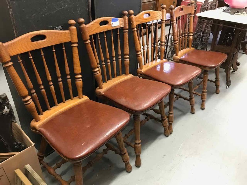 lot 44 image: (4) Oak Chairs, Spindle Back