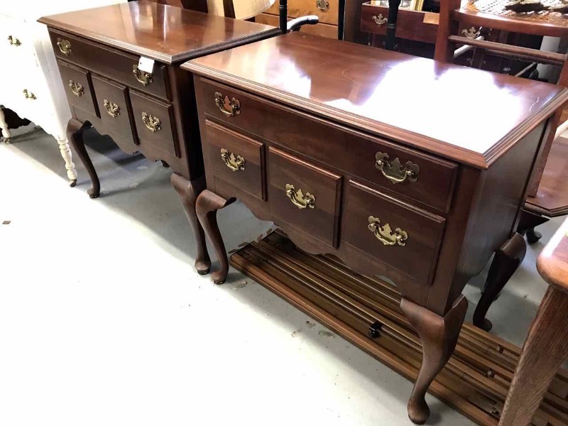 lot 49 image: (2) Ethan Allen Side Tables