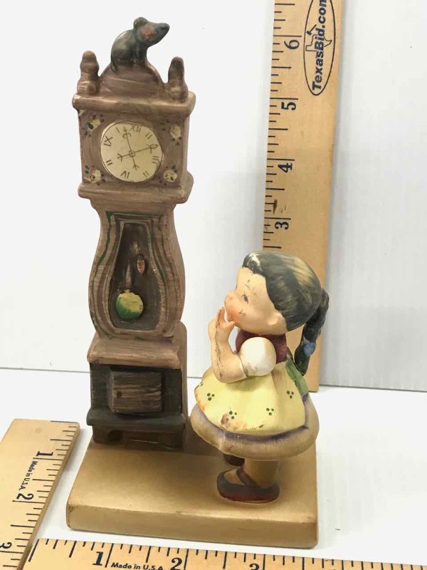 lot 54 image: Figurine  Leftons, Hickory Dickory Dock 1109