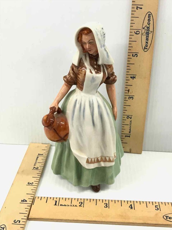 lot 60 image: Figurine Royal Doulton 2057 The Milkmaid