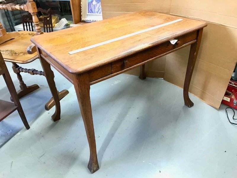 lot 67 image: Antique Quarter Sawn Tiger Oak Desk