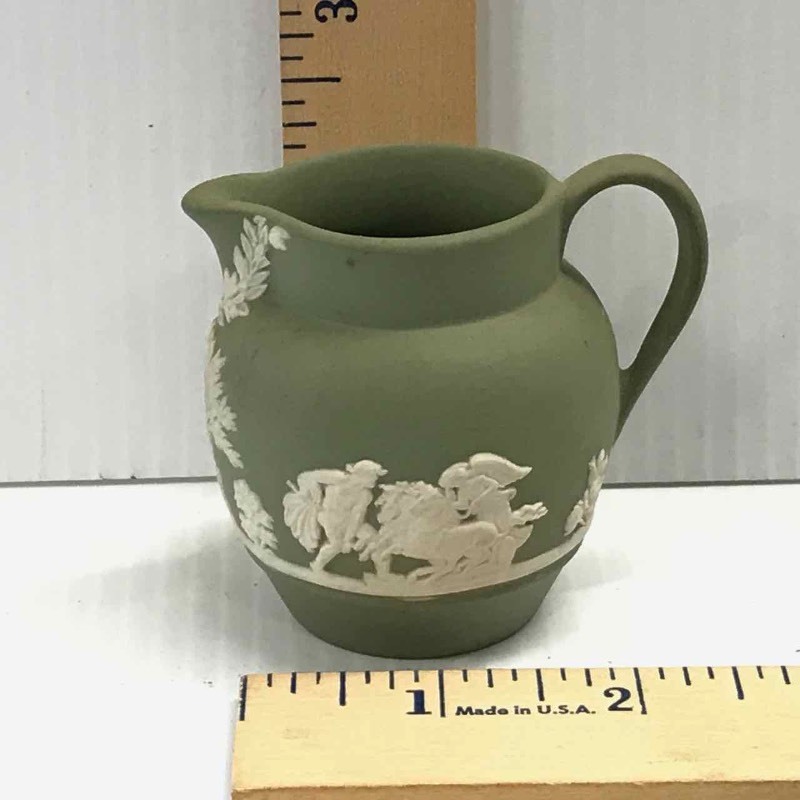 lot 98 image: Wedgwood Creamer (green)