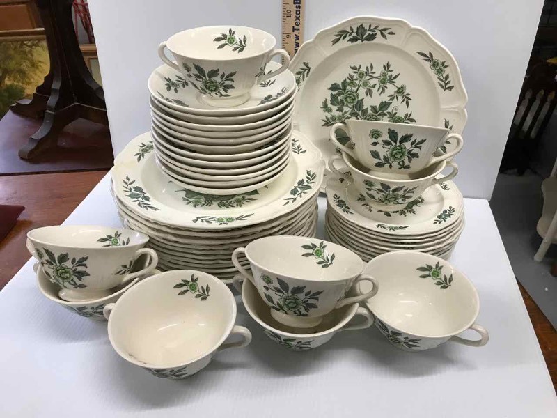 lot 112 image: Fine Dinnerware  Wedgwood Green Leaf Barlaston