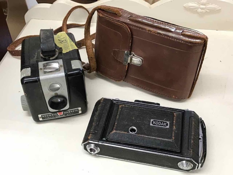 lot 137 image: Cameras Kodak Vollenda 620 & Brownie Hawkeye Flash Model