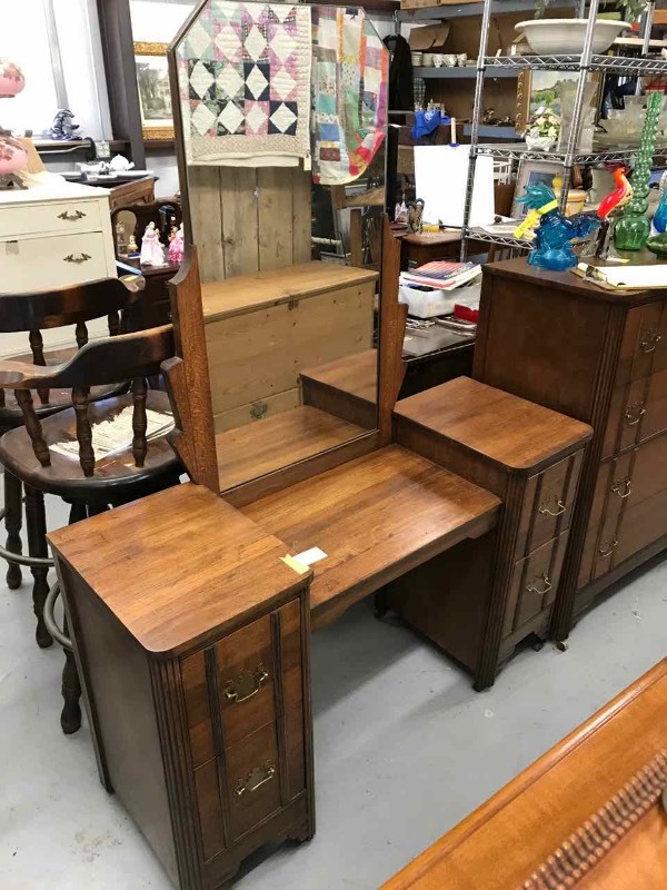 lot 200 image: AntiqueVintage Art Deco Vanity with Mirror