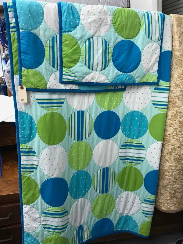 lot 313 image: Modern Quilt and 2 Pillow Cases (blue circles)