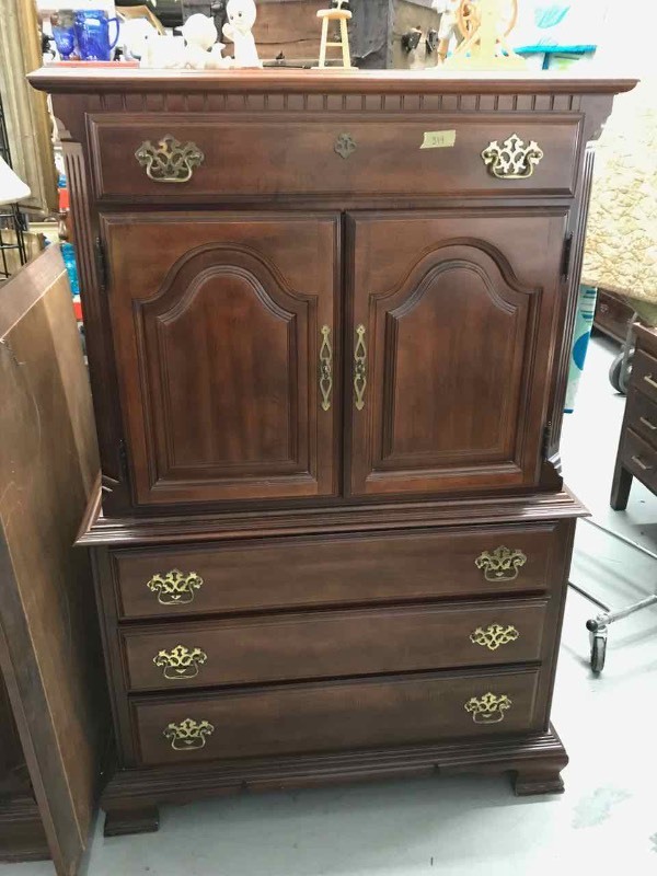 lot 319 image: Sumter S.C. Furniture Gentlemans Chest