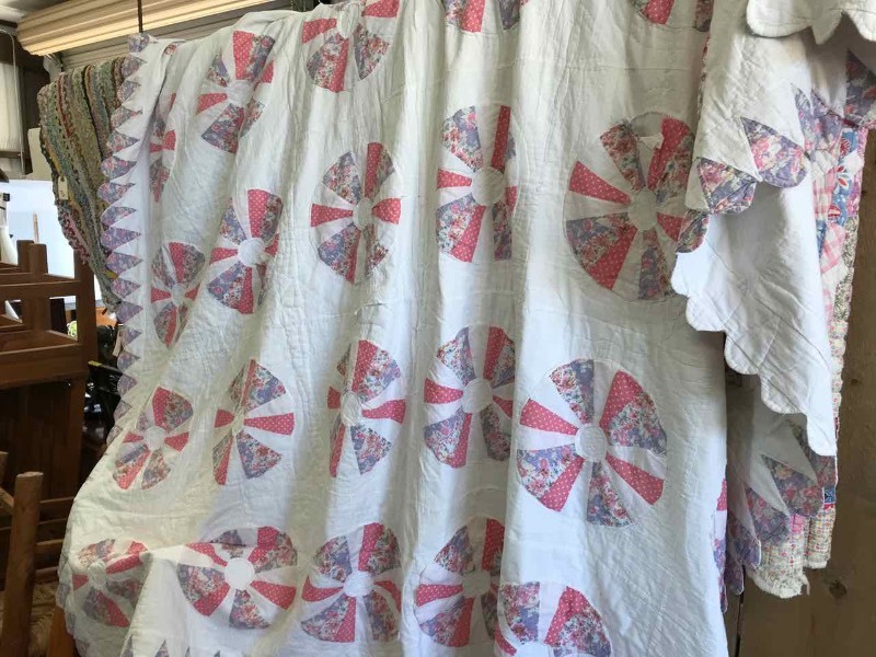 lot 364 image: Quilt Pinwheels Pink