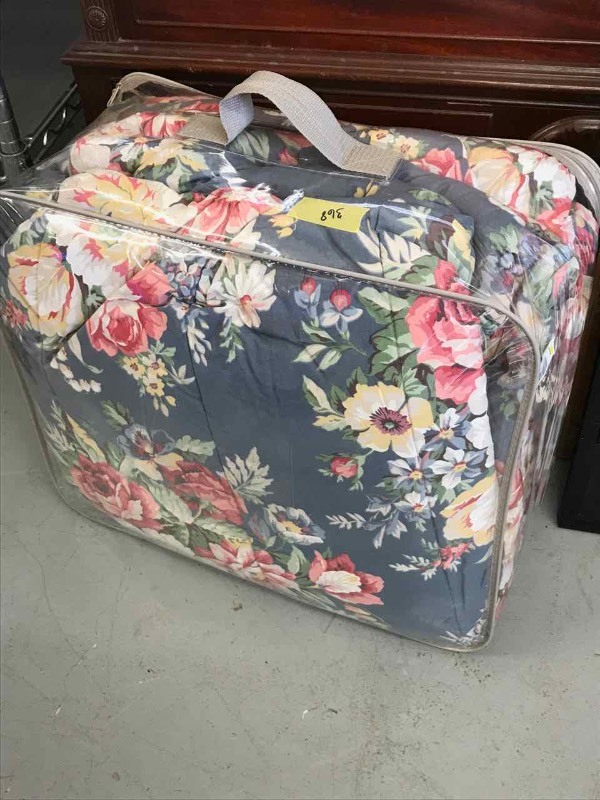 lot 368 image: Comforter and Pillow Cases (Blue with Flowers)