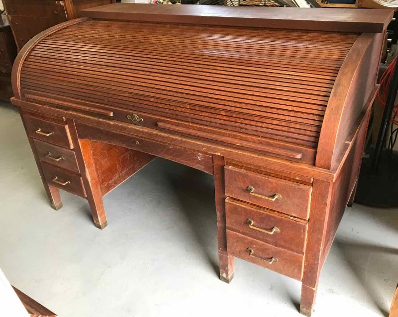 lot 501 image: Antique Roll Top Desk with Cubbies (Heavy, Solid)