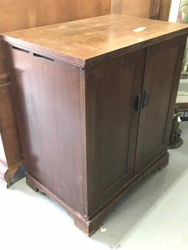 lot 520 image: Old TV Cabinet (no guts, empty)