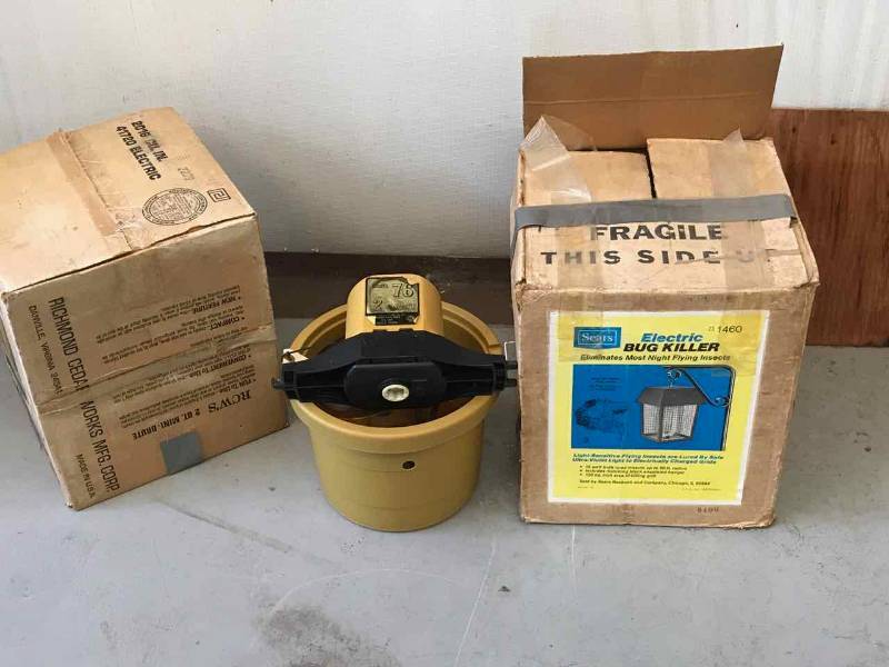 lot 26 image: Electric Ice Cream Maker & a Bug Zapper