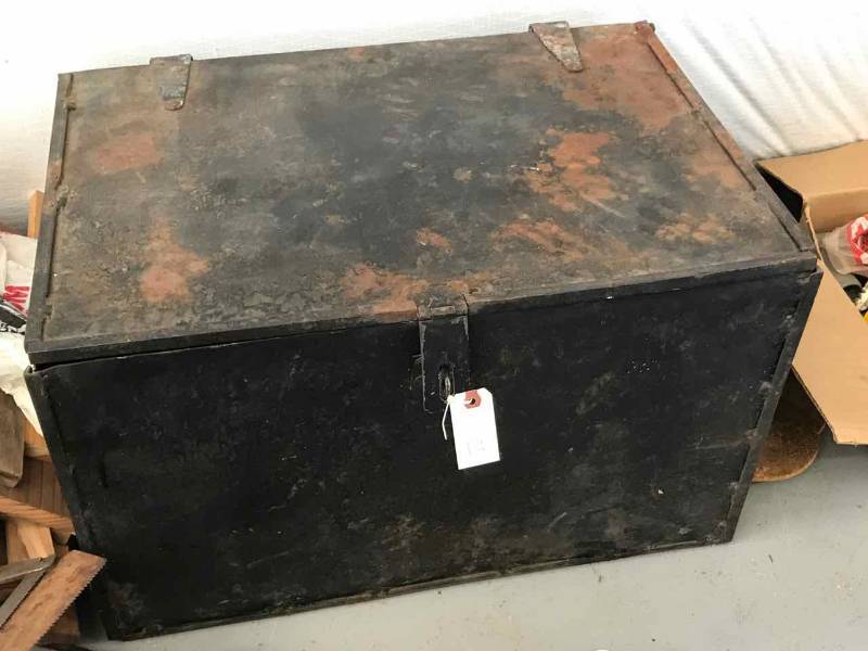 lot 27 image: Metal Trunk