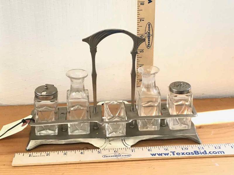 lot 44 image: Art-Deco Condiment Set