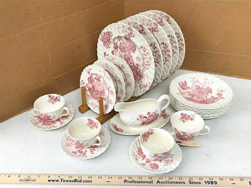 lot 81 image: Charlotte Royal Staffordshire Dinnerware, Clarice Cliff