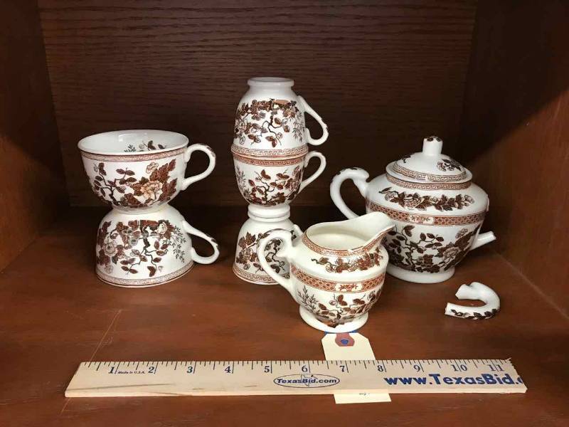 lot 123 image: Nasco Indian Tree Creamer, 2 Cups, 2 Smaller Cups, Teapot (broken)
