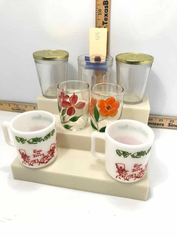 lot 125 image: Anchor Hocking 2 Tom & Jerry Mugs Auld Lang Syne, 2 Atlas Lidded Cups, 1 Glass, 2 Misc. Painted Juice Glasses