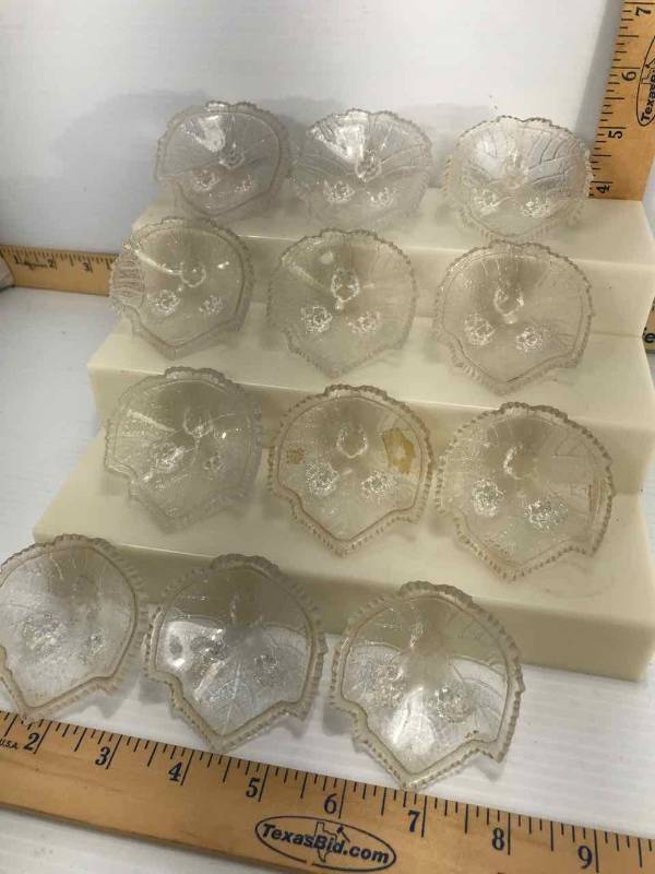 lot 149 image: (12) Glass Leaf Shaped Salt Cellars