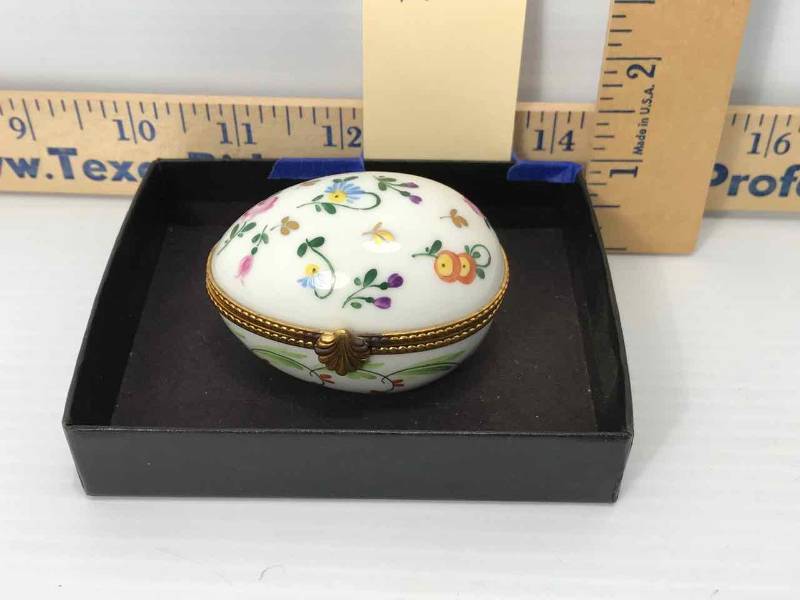lot 163 image: Limoges France Egg Box, Painted Flowers