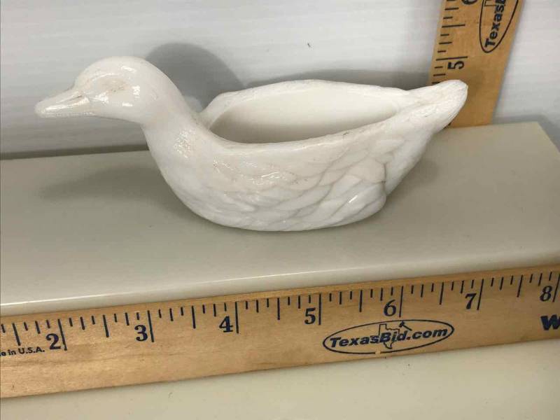 lot 179 image: Salt Cellar  Milk Glass Duck