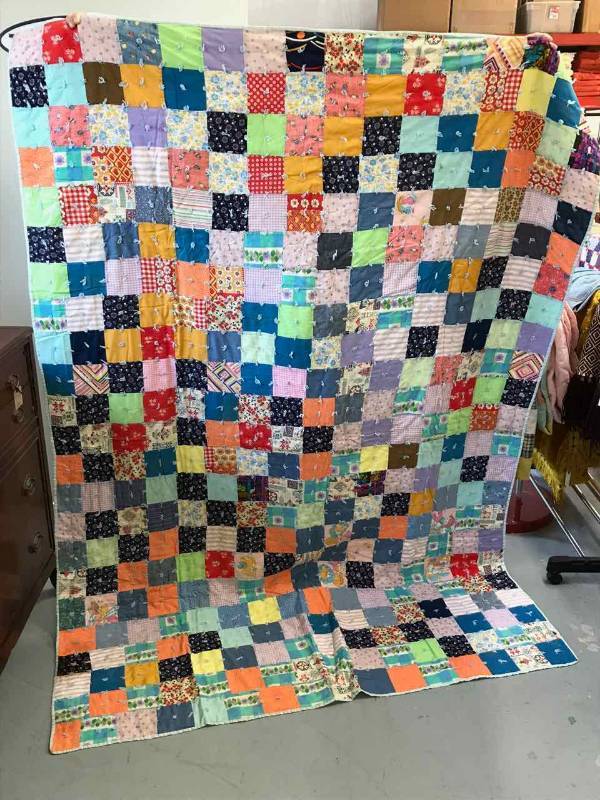 lot 185 image: Quilt  Yarn Tied