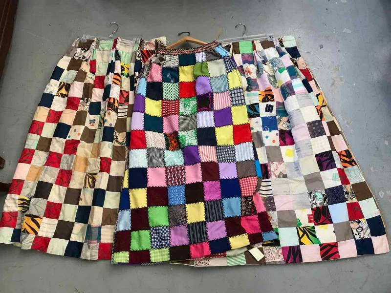 lot 190 image: Other Quilting Items  (2) Curtains and (1) Skirt