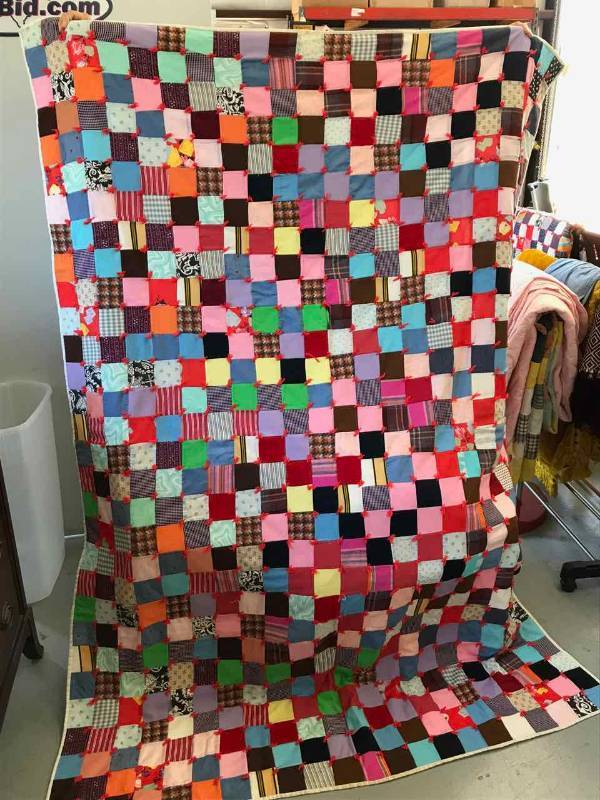 lot 193 image: Quilt Yarn Tied (red yarn, poly)