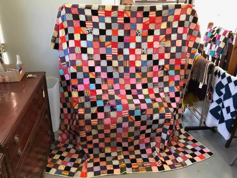 lot 194 image: Quilt Yarn Tied (red yarn, poly)