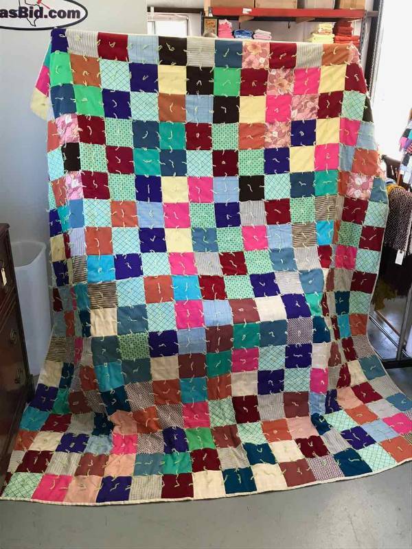 lot 196 image: Quilt Yarn Tied (green yarn, poly)