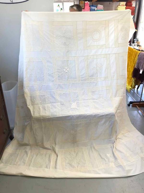 lot 206 image: Very Pretty Quilt Topper Ivory Stitching & Lace on Ivory