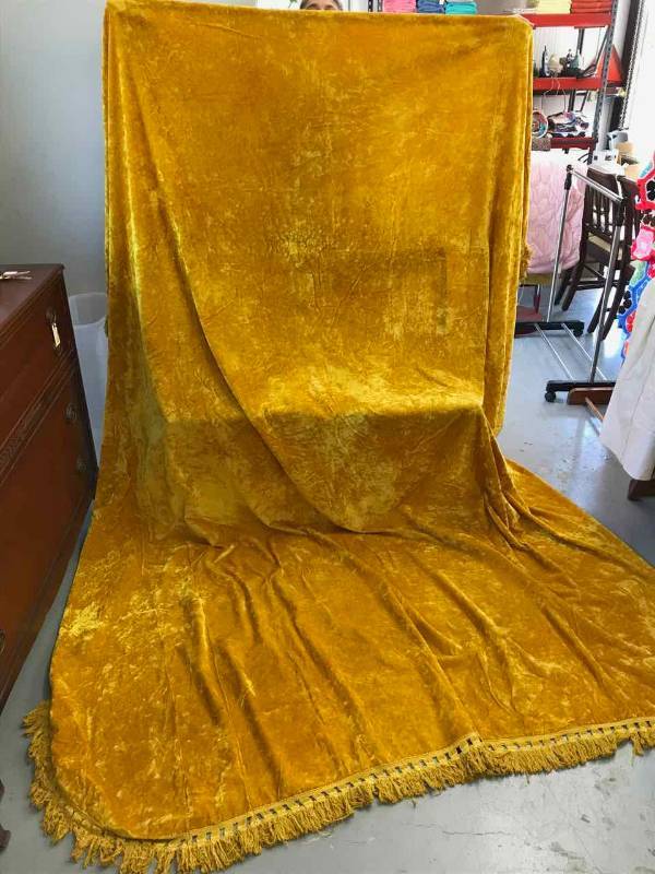 lot 208 image: Groovy Gold Crushed Velvet Bed Spread