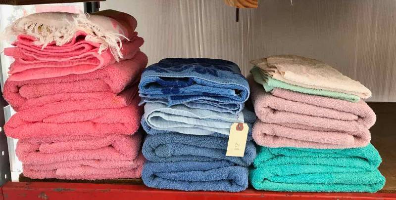 lot 213 image: Asst. Bath Towels (pinks, blues, turquoise)