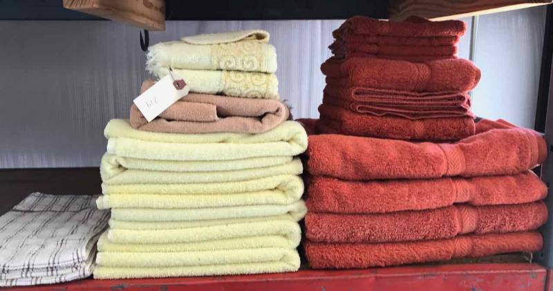 lot 214 image: Asst. Bath Towels (yellow, orange)