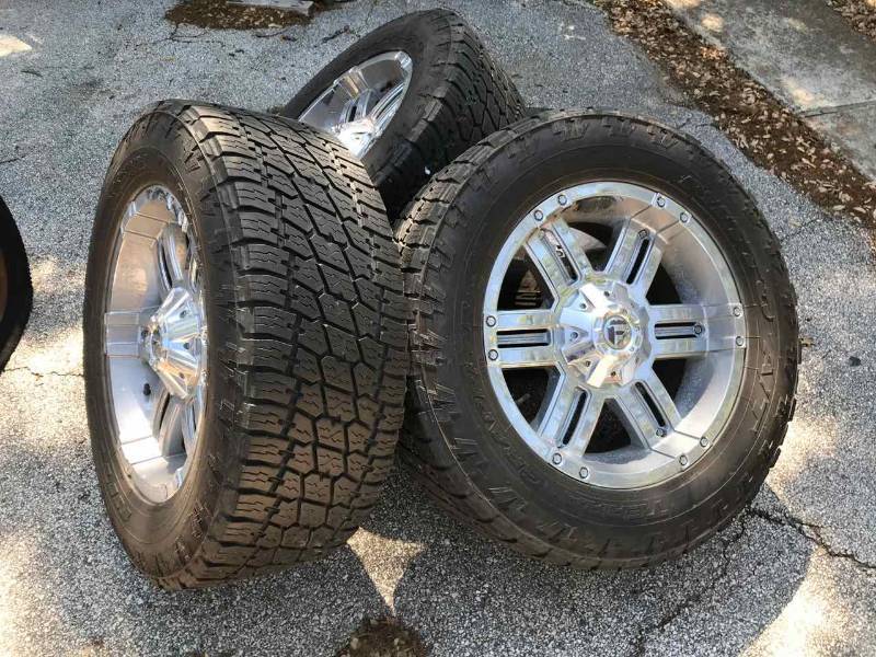 lot 254 image: Used Tires & Wheels (8 lug) with lug nuts and key,  LT29660R20