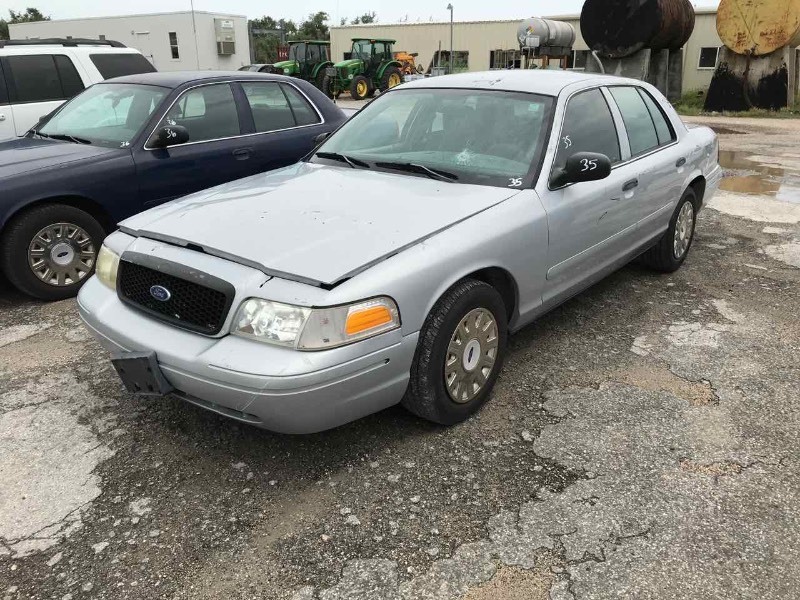 lot 35 image: 2005 Ford Crown Victoria. Damaged, Police Vehicle,  (VIN  2FAFP71W95X129662)  Harvey Flood Vehicle