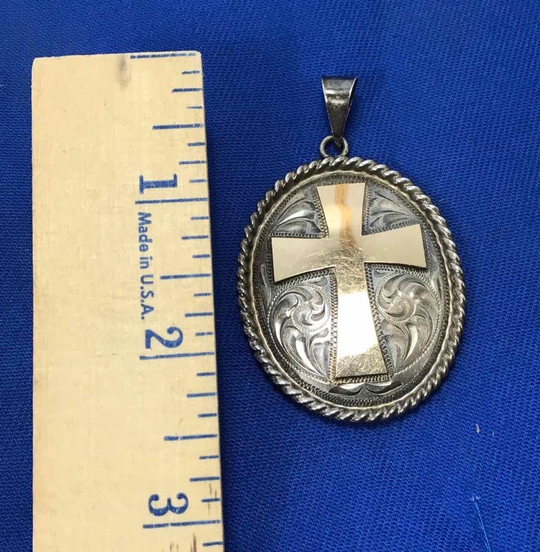 lot 119 image: Oval Pendant  Cross (Lopez)