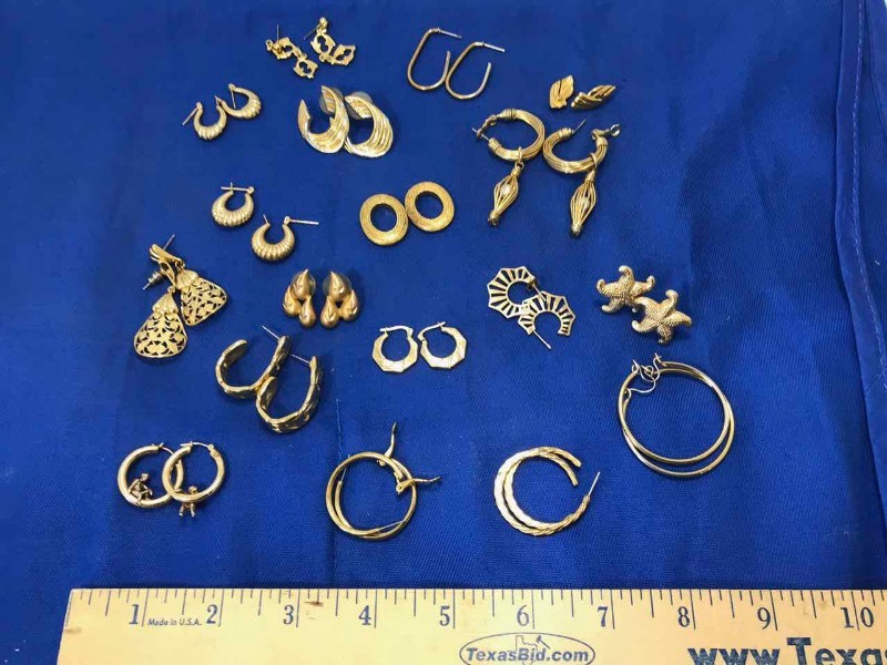 lot 121 image: Pierced Earrings Shrimp Style, Starfish, Hoops (gold in color)
