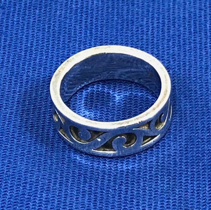 lot 151 image: (1) James Avery Ring
