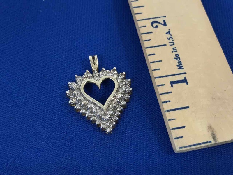 lot 153 image: Pendant Heart with Diamonds (10K)