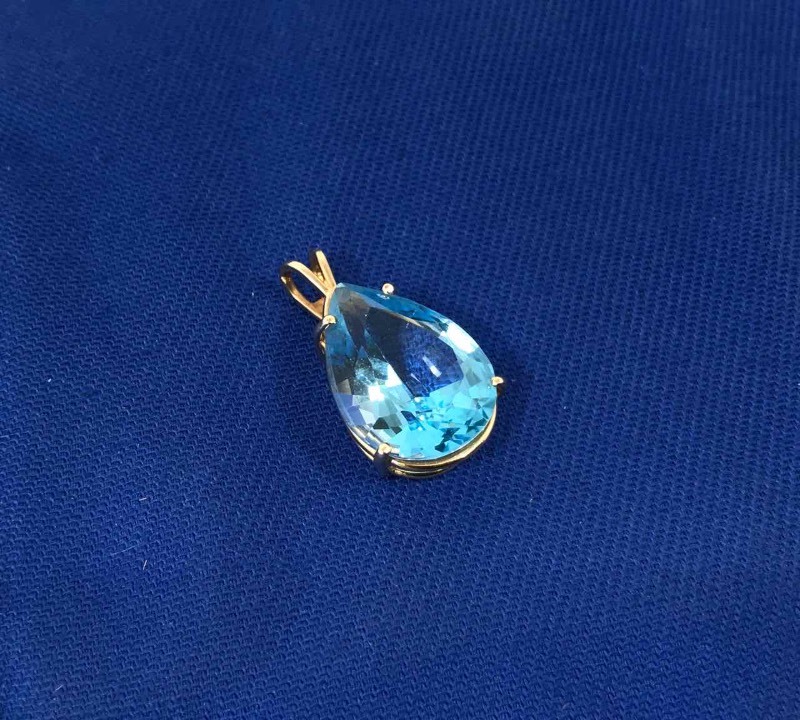 lot 165 image: Pendant Light Blue Stone in Gold Tone Setting