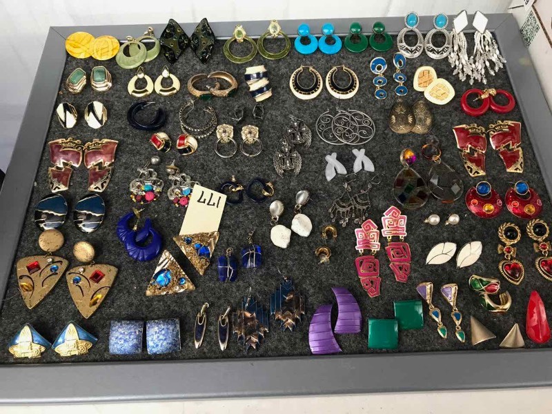 lot 177 image: Pierced Earrings