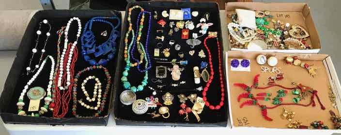 lot 185 image: Asst. Costume Jewelry, Broken Bits & Pieces, Singles, Holiday Items, Rings