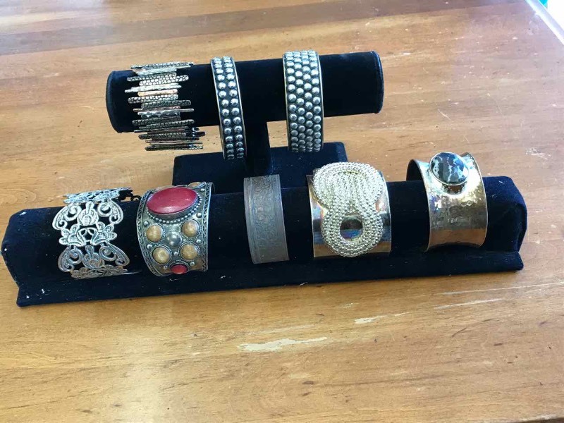 lot 195 image: Bracelets