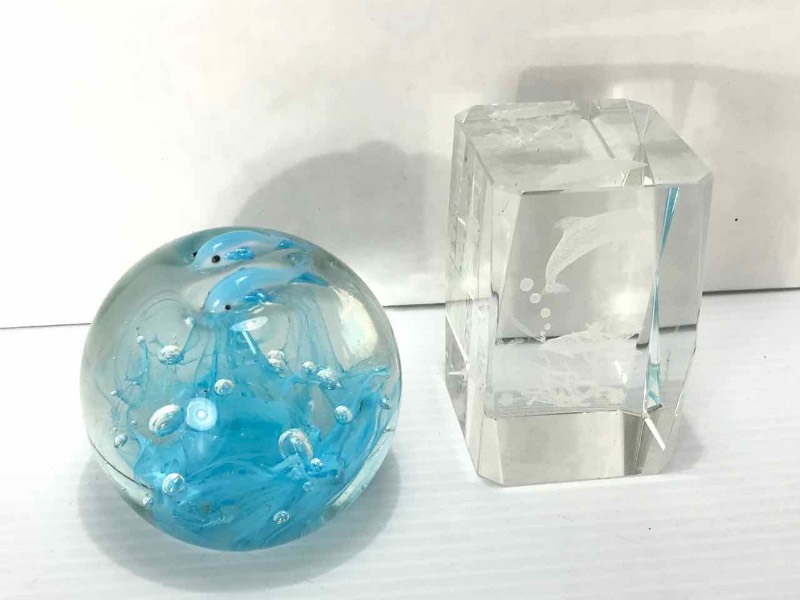 lot 246 image: Dolphins  Glass Paperweight,  Etched Crystal Cube