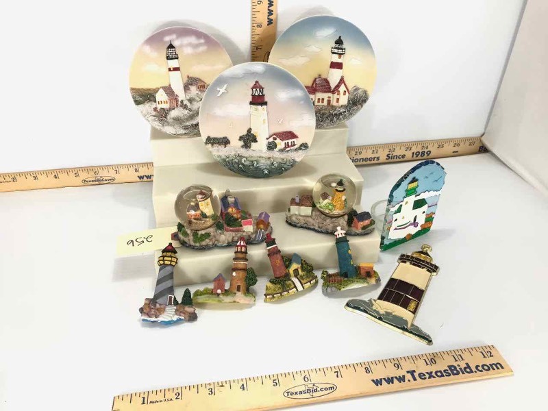 lot 256 image: Lighthouses Magnets, Water Globes, Figurines (plastic)