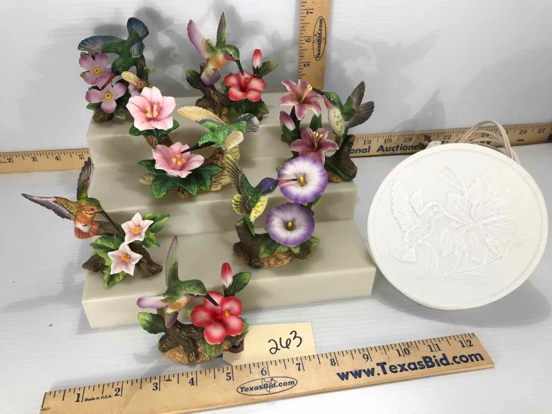 lot 263 image: Hummingbirds  Night Light & Figurines