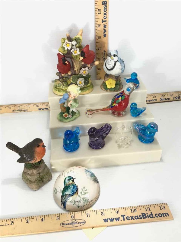 lot 264 image: Birds  Paper Weight, Figurines