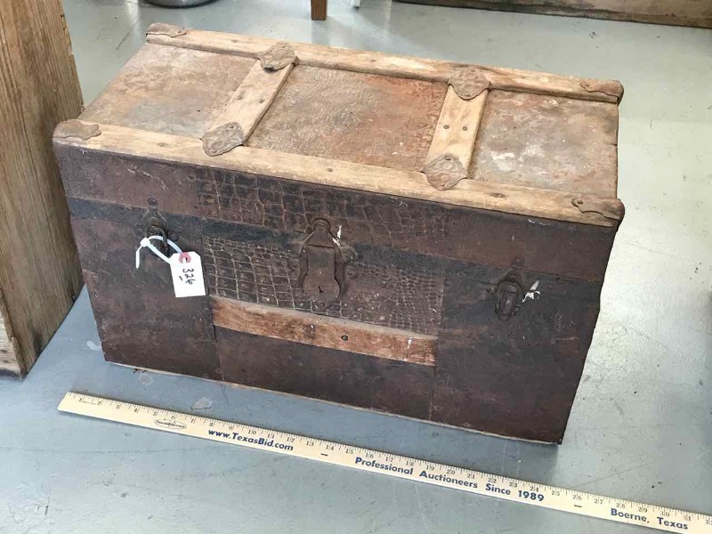 lot 326 image: Small Antique Trunk