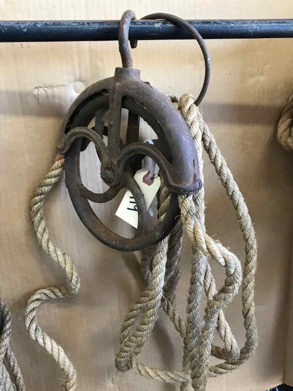 lot 419 image: Well Pulley