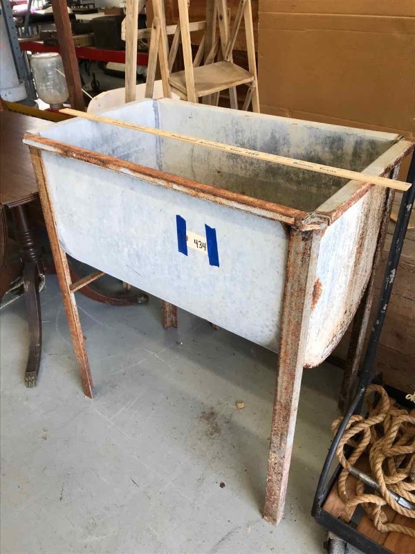 lot 434 image: Antique Double-Walled Tub on Legs